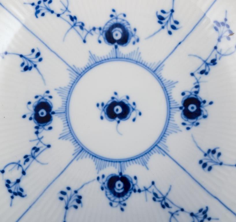 Centro de mesa de porcelana Royal Copenhagen de encaje completo acanalado azul. 1980s Porcelana