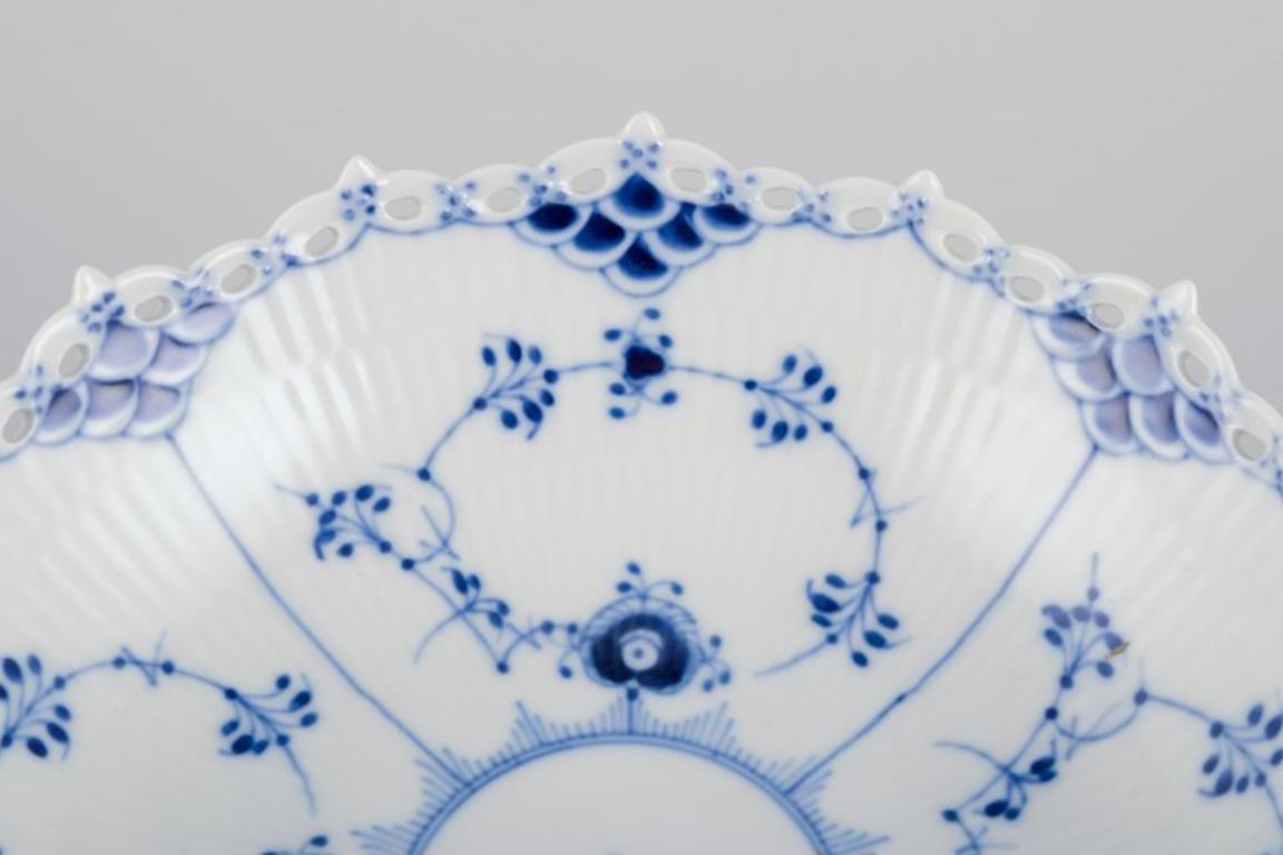 Centro de mesa de porcelana Royal Copenhagen de encaje completo acanalado azul. 1980s 1