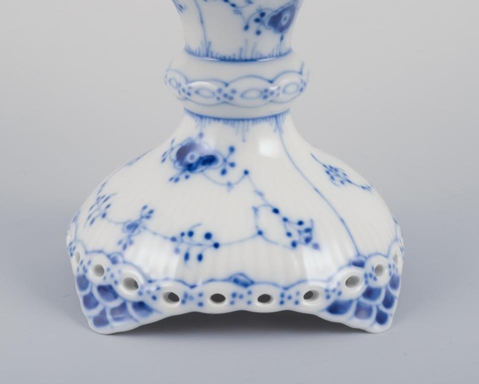 Centro de mesa de porcelana Royal Copenhagen de encaje completo acanalado azul. 1980s 2
