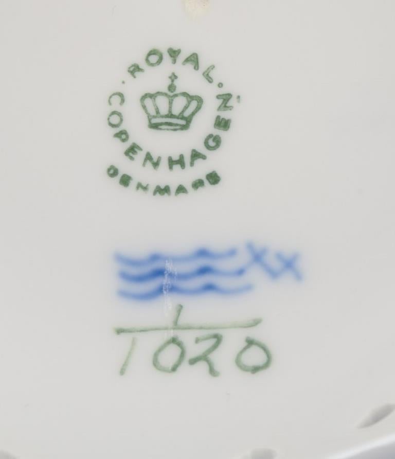 Centro de mesa de porcelana Royal Copenhagen de encaje completo acanalado azul. 1980s 3