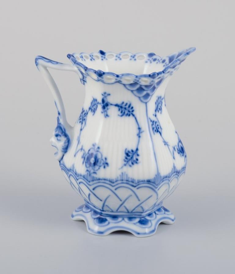 Royal Copenhagen Blue Fluted Full Lace, porcelain creamer.
Handle modelled with a head of a faun.
Model number: 1/1032.
Dating: 1961.
Marked.
In perfect condition.
First factory quality.
Dimensions: Height 10.5 cm x Width 9.0 cm.