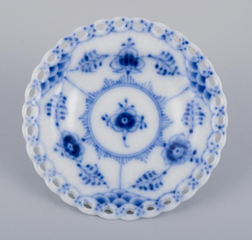 Royal Copenhagen: pizzo completo blu scanalato.
Un set di sei ciotole per caviale/burro.
Numero di modello: 1/1004.
Datazione: 1961.
Contrassegnato.
In perfette condizioni.
Prima qualità di fabbrica.
Dimensioni: D 7,5 cm x H 1,5 cm.