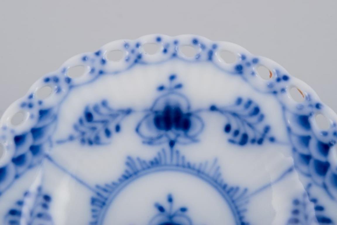 Metà XX secolo Royal Copenhagen Blue Fluted Full Lace, sei ciotole per il caviale / panetti di burro. in vendita