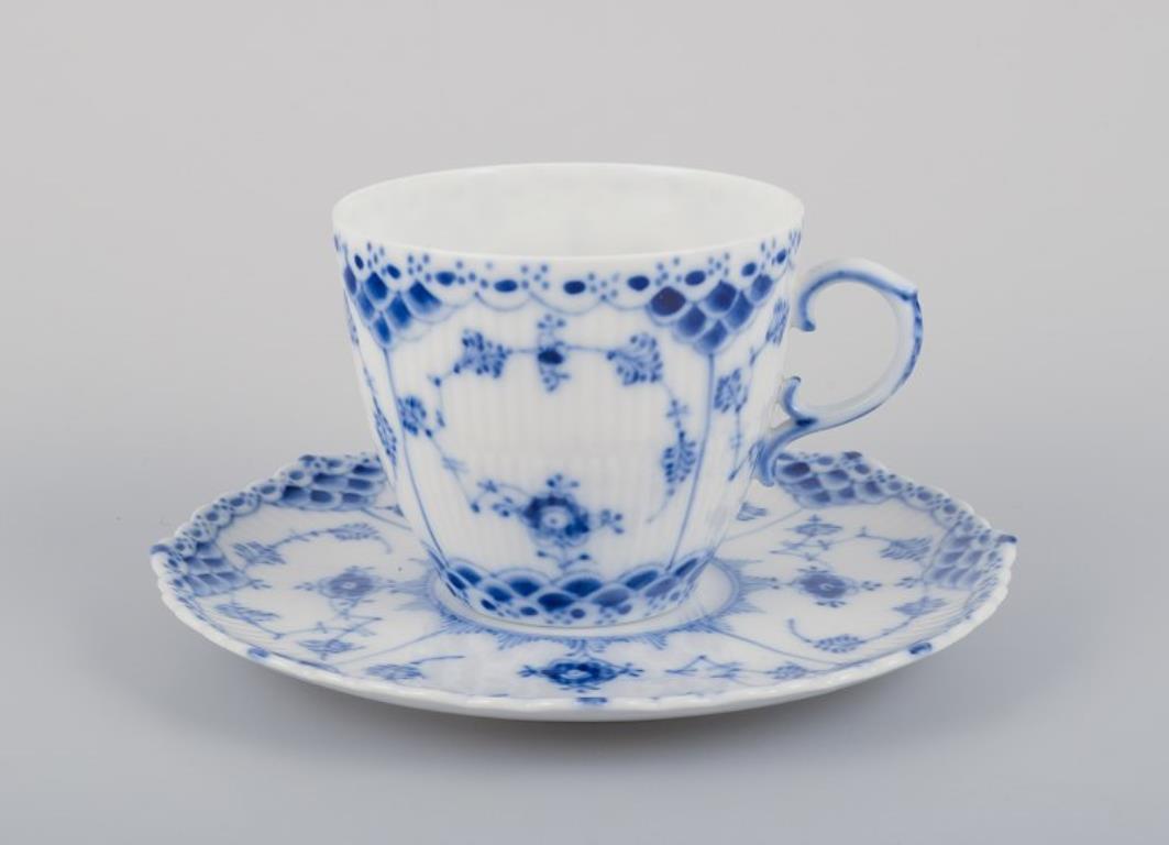 Royal Copenhagen Blue Fluted Full Lace, six pairs of coffee cups with saucers.
Model number: 1/1035.
Dating: 1959-1960.
Marked.
In perfect condition.
First factory quality.
Cup: Diameter 7.0 cm without handle x Height 6.2 cm.
Saucer: Diameter 13.8