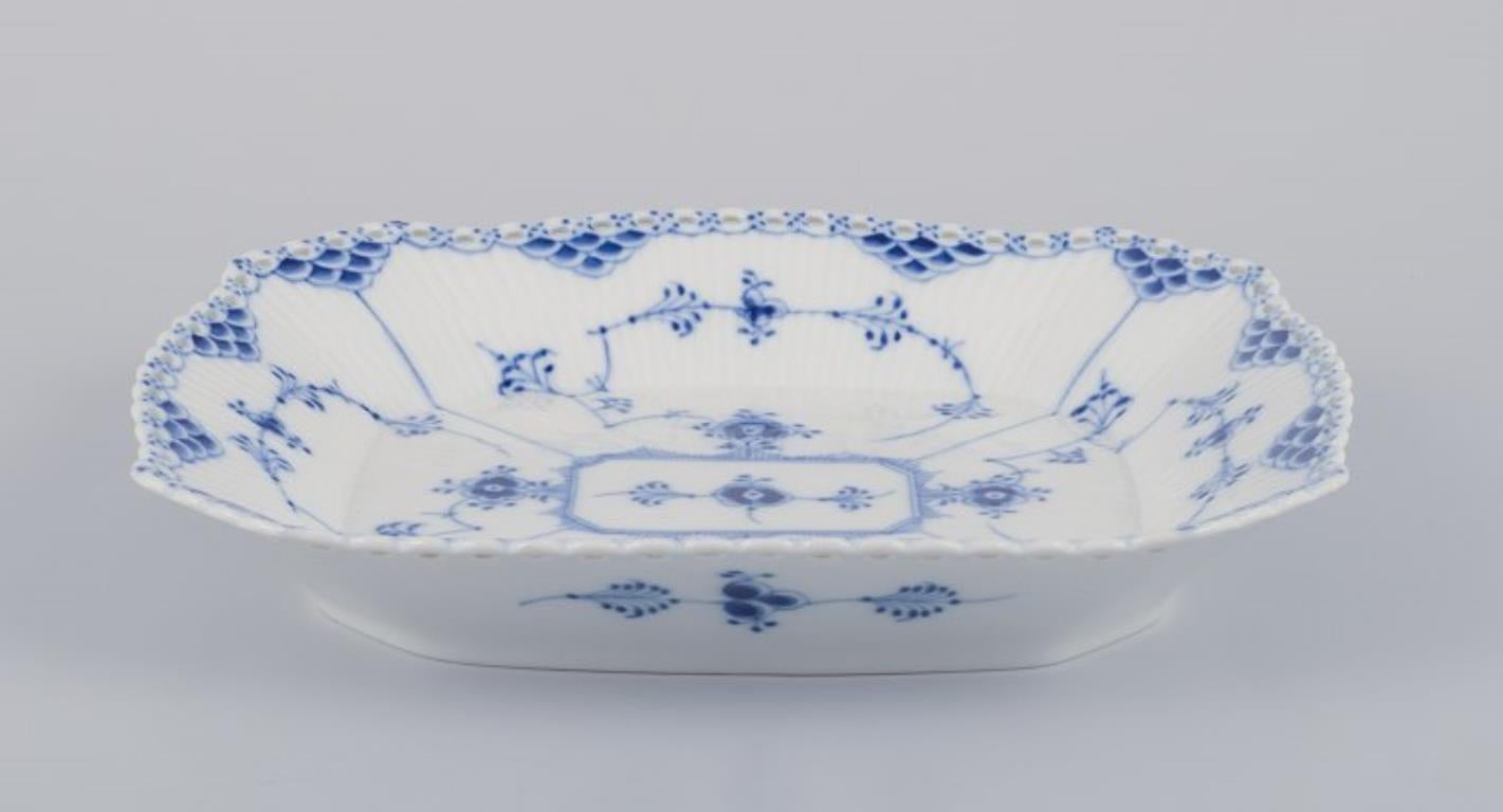 Royal Copenhagen Blue Fluted Full Lace, bol carré en porcelaine.
Numéro de modèle : 1/1143
Datation : 1962
Marqué.
Parfait état.
Première qualité d'usine.
Dimensions : L 26,0 x P 22,4 x H 4,2 cm : L 26.0 x D 22.4 x H 4.2 cm.