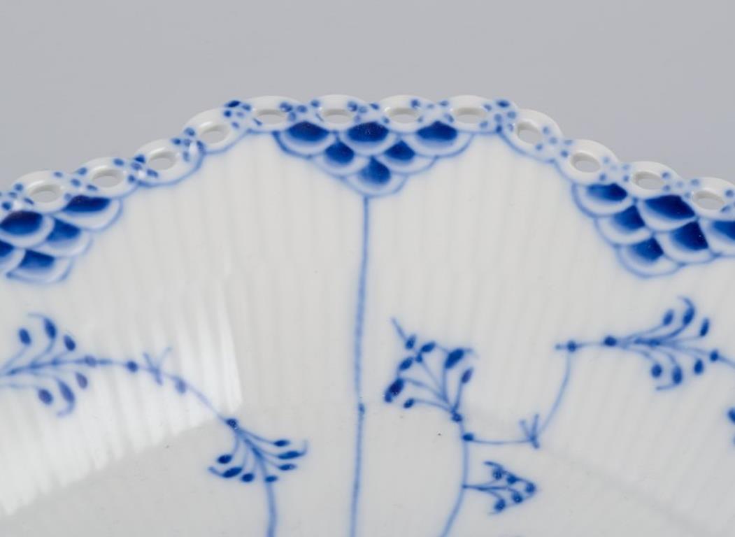 Milieu du XXe siècle Royal Copenhagen Blue Fluted Full Lace, bol carré en porcelaine. en vente