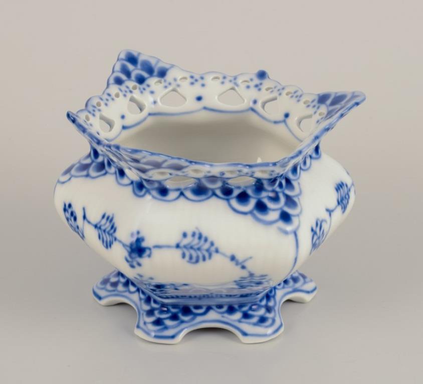 Royal Copenhagen Blue Fluted Full Lace sugar bowl in porcelain.
Model number 1/1112.
Dating: 1975-1979.
In perfect condition.
Stamped.
First factory quality.
Dimensions: Diameter 10.5 cm. x Height 7.8 cm.