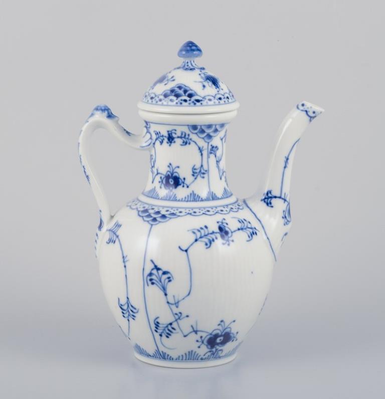 Royal Copenhagen Blue Fluted Half Lace, porcelain coffee pot.
Model number: 1/529.
Dating: 1969-1974.
Marked.
In perfect condition.
Second factory quality.
Dimensions: Height 24.0 cm. x Width 19.0 cm. including spout and handle.