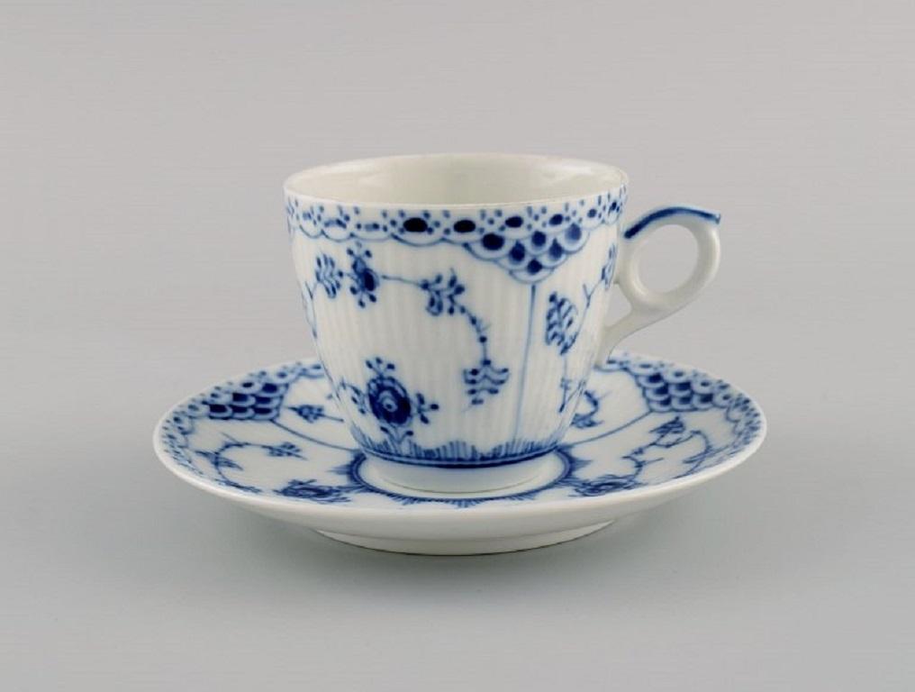 Royal Copenhagen blue fluted half Lace coffee service for four people. 1960s.
Consisting of four coffee cups with saucers (1/719) and four plates (1/754)
The coffee cup measures: 7 x 6.5 cm.
Saucer diameter: 12.8 cm.
Plate diameter: 17 cm.
In