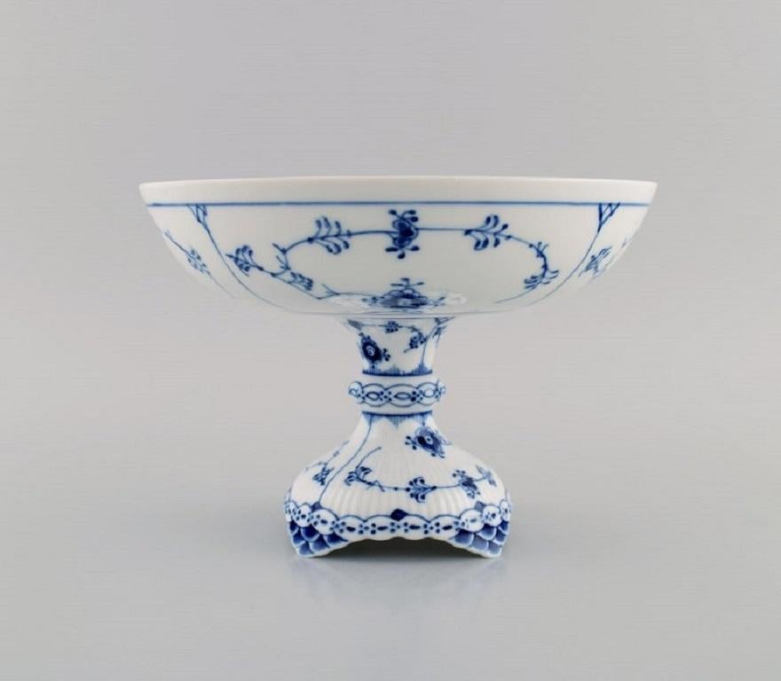 Royal Copenhagen blue fluted half lace compote. Model number 1/513. 
Dated 1958.
Measures: 21 x 14.5 cm.
In excellent condition.
Stamped.
1st factory quality.
