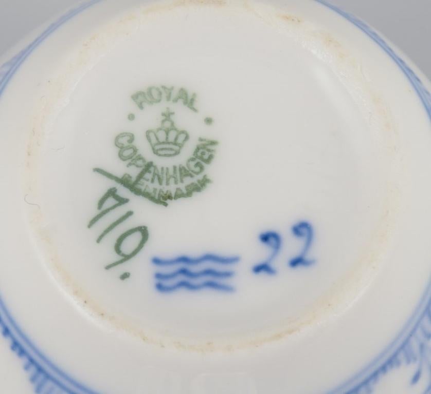 Royal Copenhagen Blau geriffelte halber Spitze. Vier Kaffeebecher mit Untertassen. im Angebot 2