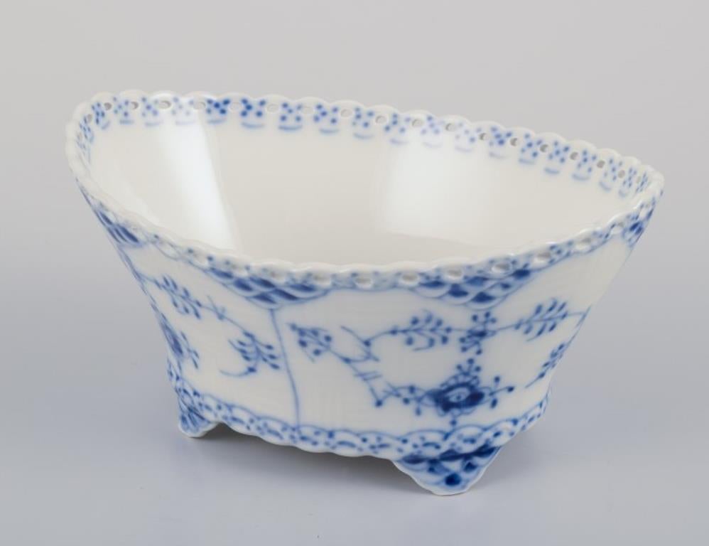 Royal Copenhagen Azul Media Puntilla Acanalada, cuenco de cuatro patas. Pintado a mano