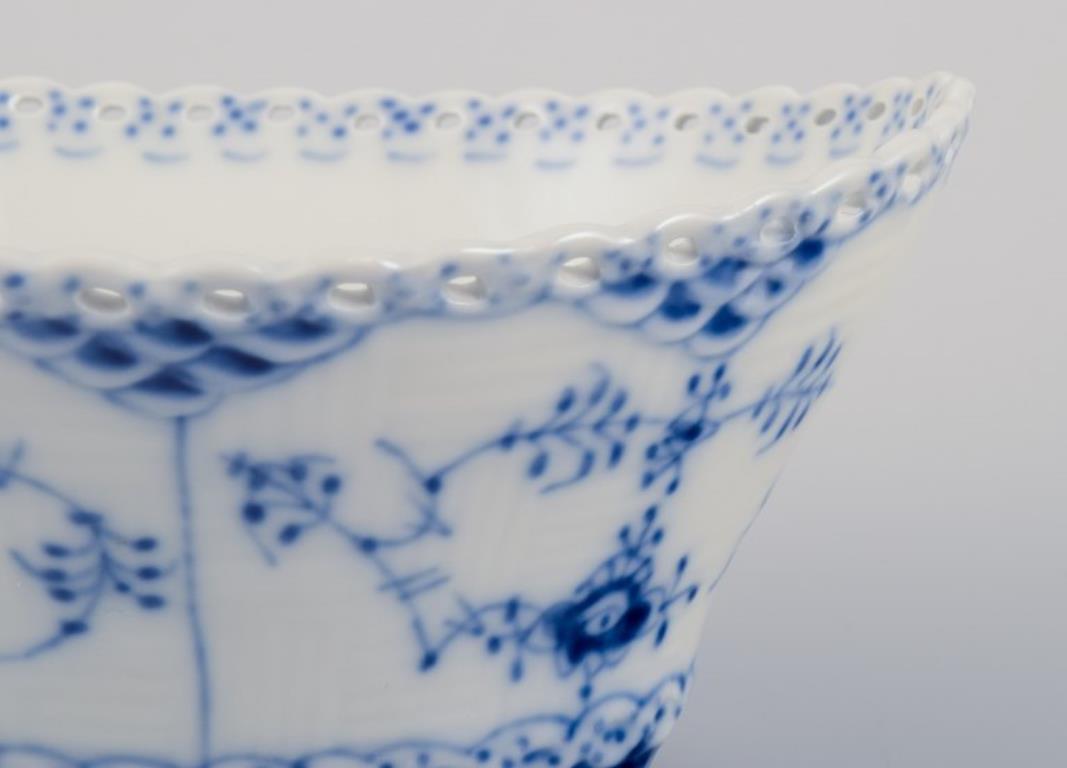 Royal Copenhagen Azul Media Puntilla Acanalada, cuenco de cuatro patas. mediados del siglo XX