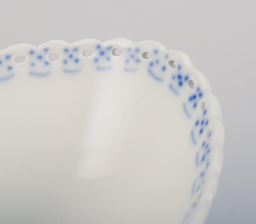 Royal Copenhagen Azul Media Puntilla Acanalada, cuenco de cuatro patas. Porcelana