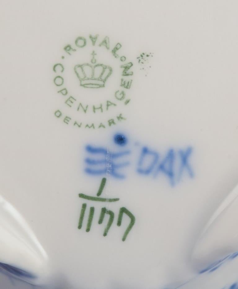 Royal Copenhagen Azul Media Puntilla Acanalada, cuenco de cuatro patas. 2