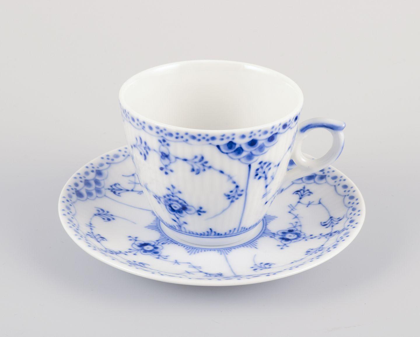 Gebrauchte Waren sind für US-Kunden von den Einfuhrzöllen befreit. 
Daher fallen für Ihren Kauf keine Einfuhrzölle an.

Royal Copenhagen Blue Fluted Half Lace, vier Paare von Kaffeetassen und Untertassen aus Porzellan.
Modellnummer: