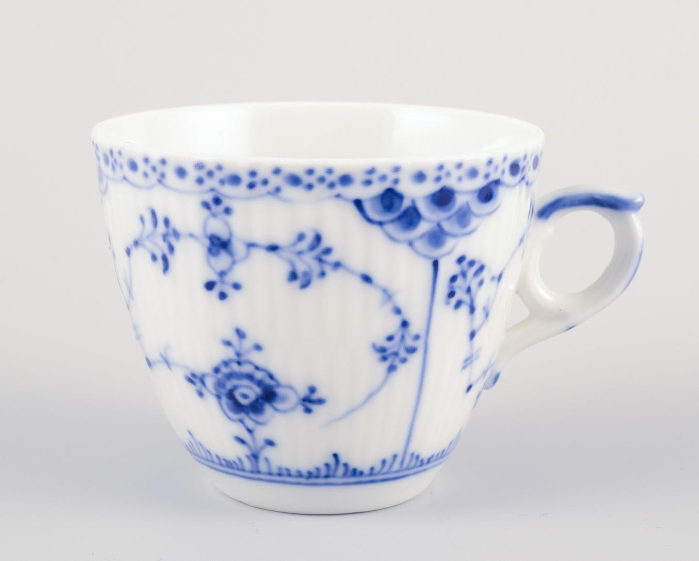 Royal Copenhagen Blue Fluted Half Lace, vier Paare von Kaffeetassen und Untertassen (Dänisch) im Angebot