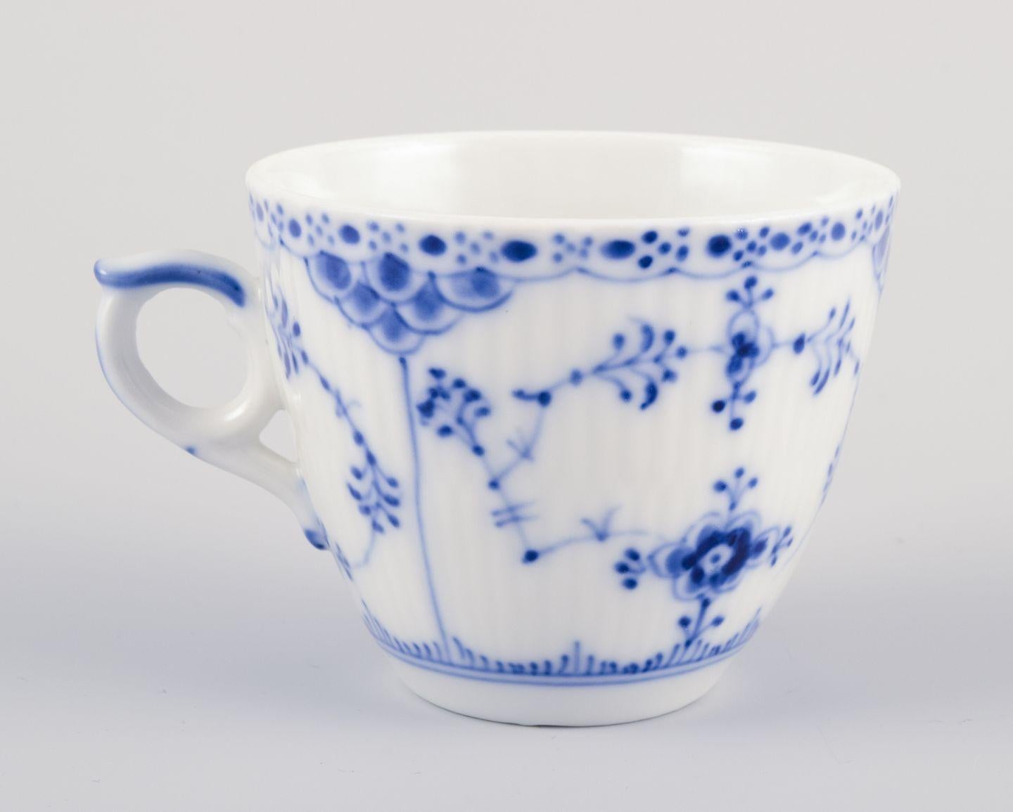 Royal Copenhagen Blue Fluted Half Lace, vier Paare von Kaffeetassen und Untertassen (Glasiert) im Angebot