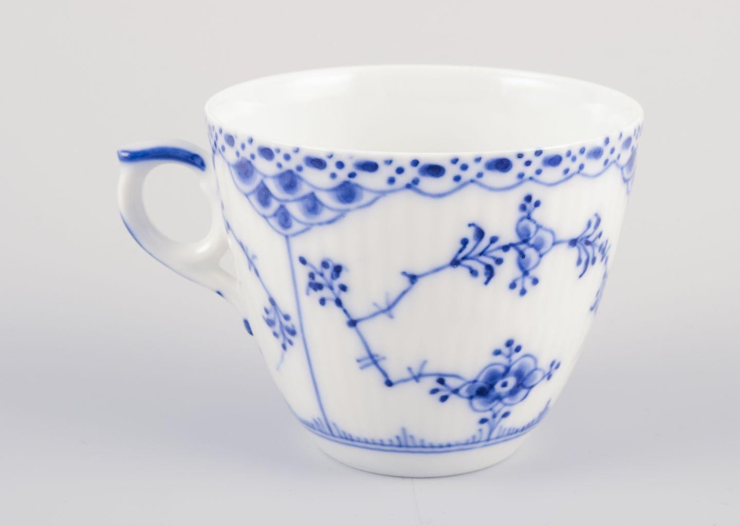 Royal Copenhagen Blue Fluted Half Lace, vier Paare von Kaffeetassen und Untertassen. (Glasiert) im Angebot