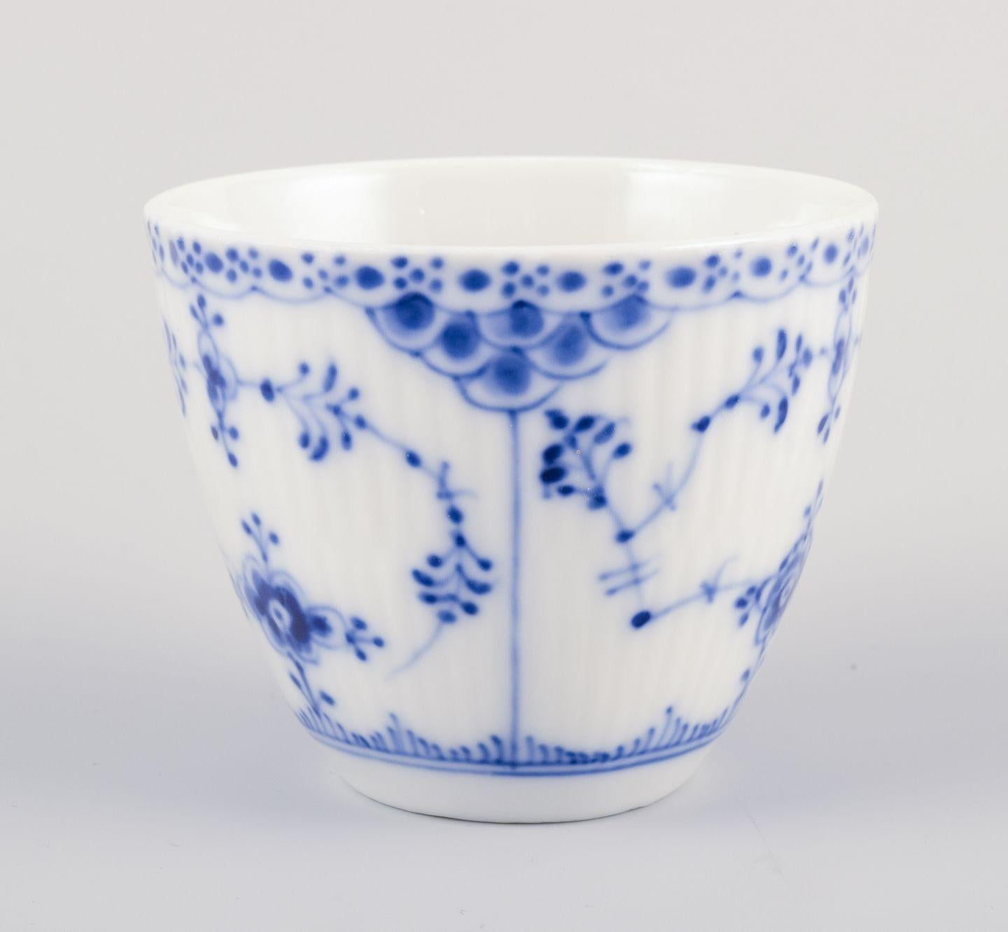 Royal Copenhagen Blue Fluted Half Lace, vier Paare von Kaffeetassen und Untertassen (Mitte des 20. Jahrhunderts) im Angebot