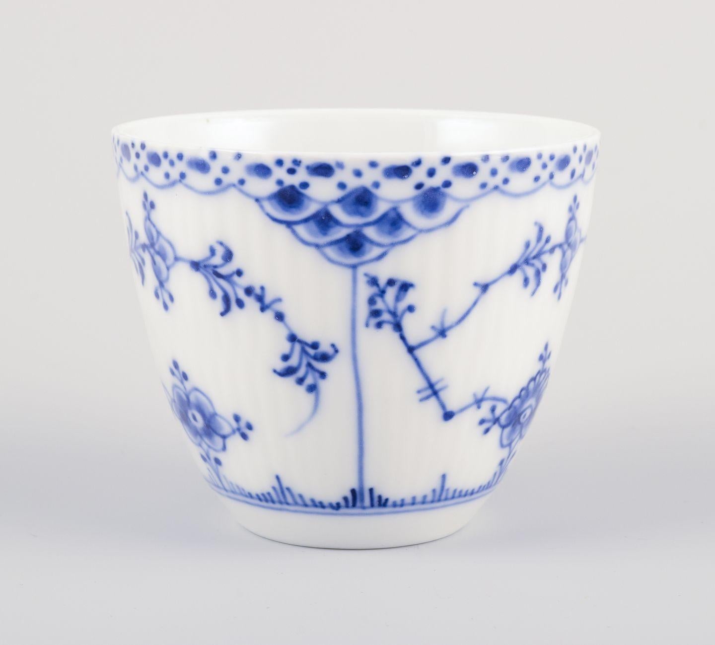 Royal Copenhagen Blue Fluted Half Lace, vier Paare von Kaffeetassen und Untertassen. (Mitte des 20. Jahrhunderts) im Angebot