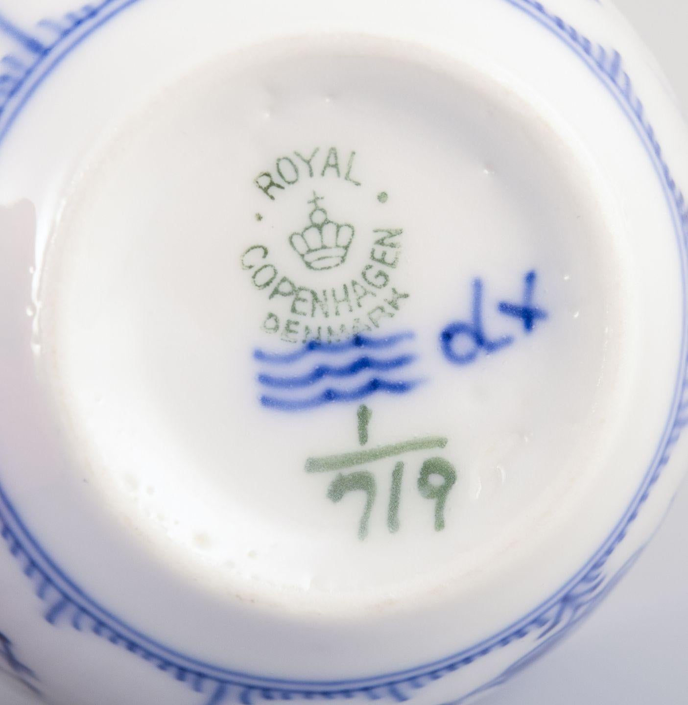 Royal Copenhagen Blue Fluted Half Lace, vier Paare von Kaffeetassen und Untertassen. (Porzellan) im Angebot