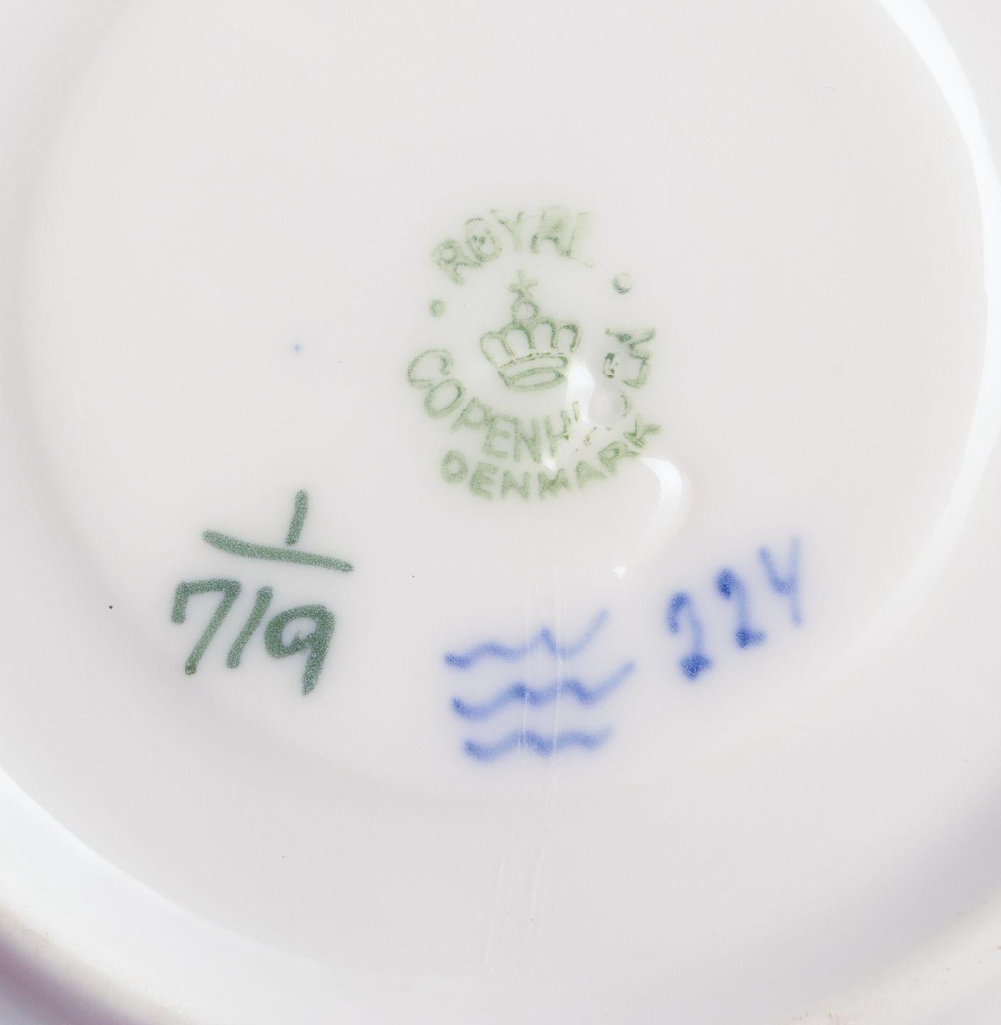 Royal Copenhagen Blue Fluted Half Lace, vier Paare von Kaffeetassen und Untertassen im Angebot 3