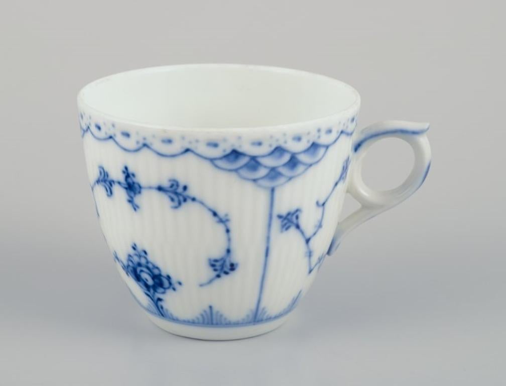 Royal Copenhagen Blue Fluted Half Lace, vier Paare von Kaffeetassen.
Modellnummer: 1/756.
Datierung: 1960er/1970er Jahre.
In ausgezeichnetem Zustand.
Markiert.
Erste Fabrikqualität.
Tasse: Durchmesser 7,8 cm ohne Henkel x Höhe 6,6 cm.
Untertasse: