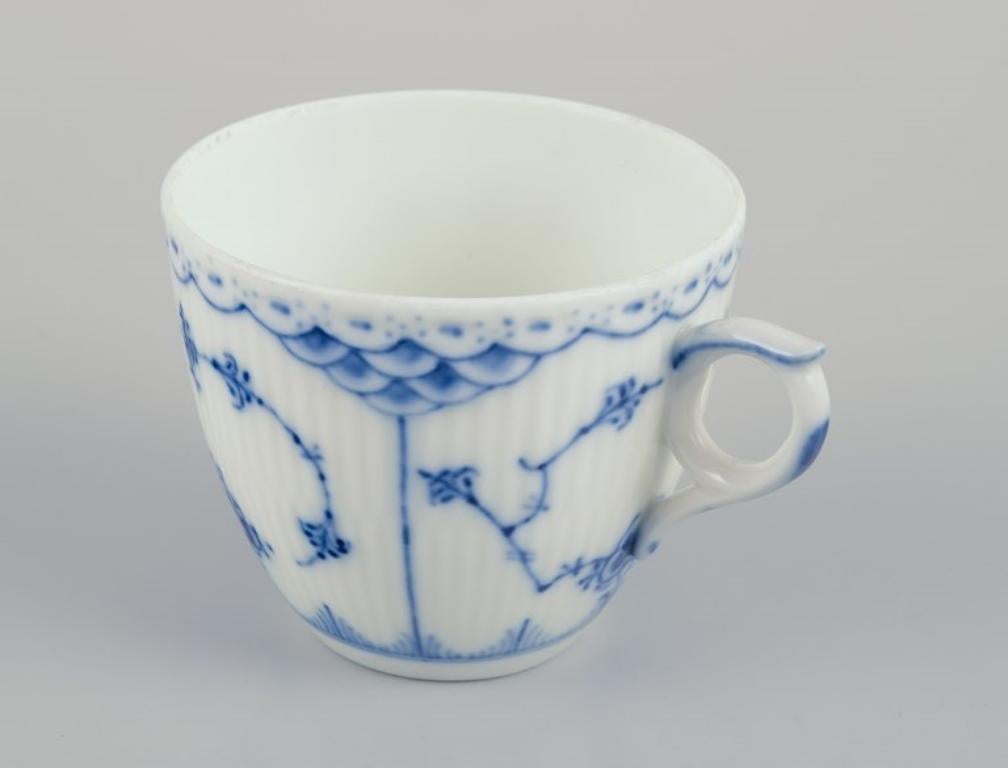 Royal Copenhagen Blue Fluted Half Lace, vier Paare von Kaffeetassen. (Handbemalt) im Angebot