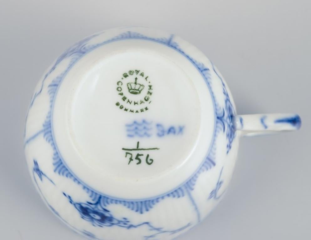 Royal Copenhagen Blue Fluted Half Lace, vier Paare von Kaffeetassen. (Mitte des 20. Jahrhunderts) im Angebot