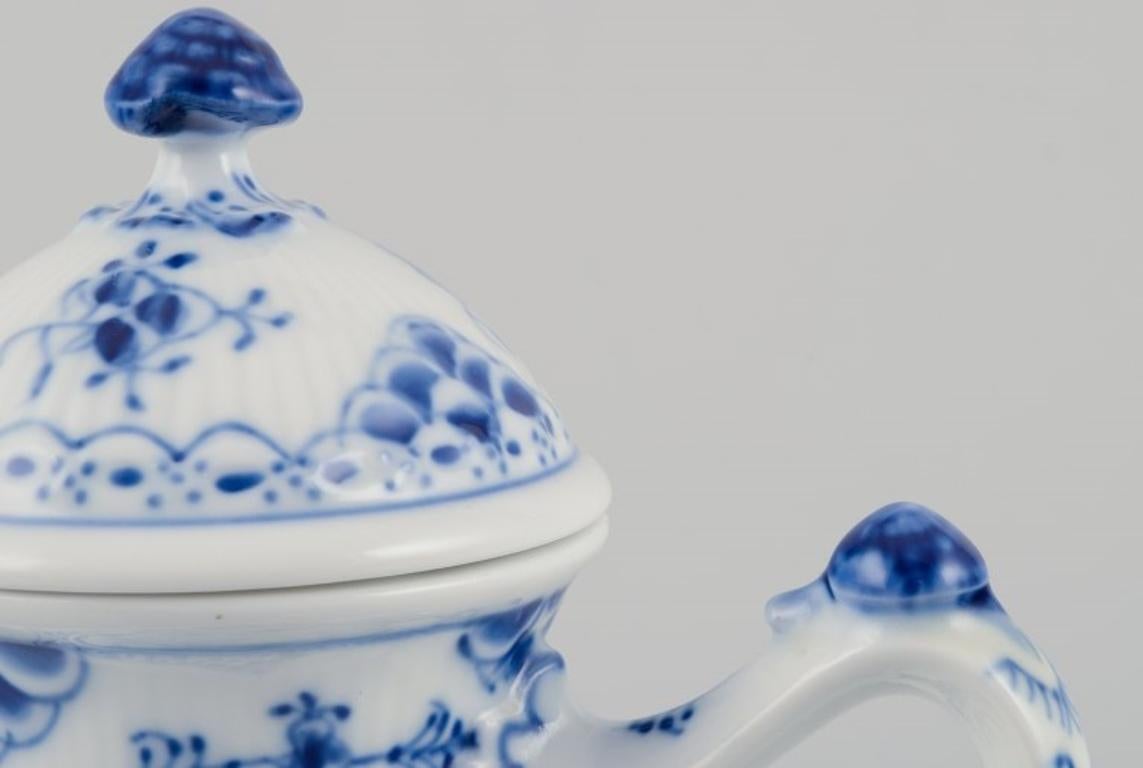 Cafetera Royal Copenhagen Azul Acanalada de Media Puntilla, pintada a mano. Pintado a mano en venta