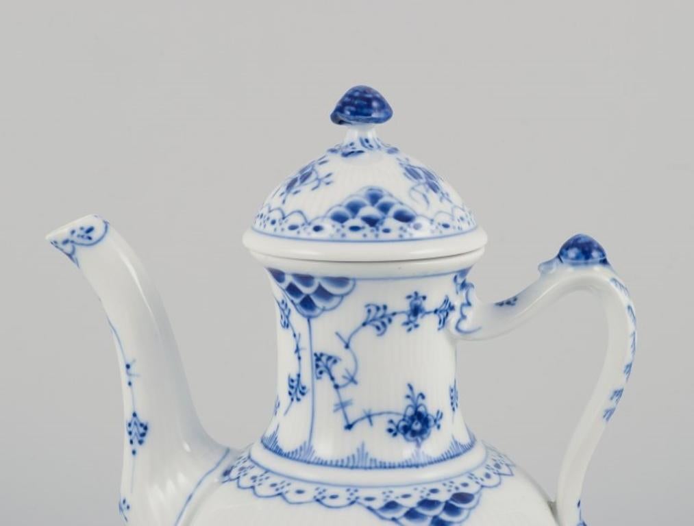 Cafetera Royal Copenhagen Azul Acanalada de Media Puntilla, pintada a mano. Porcelana en venta