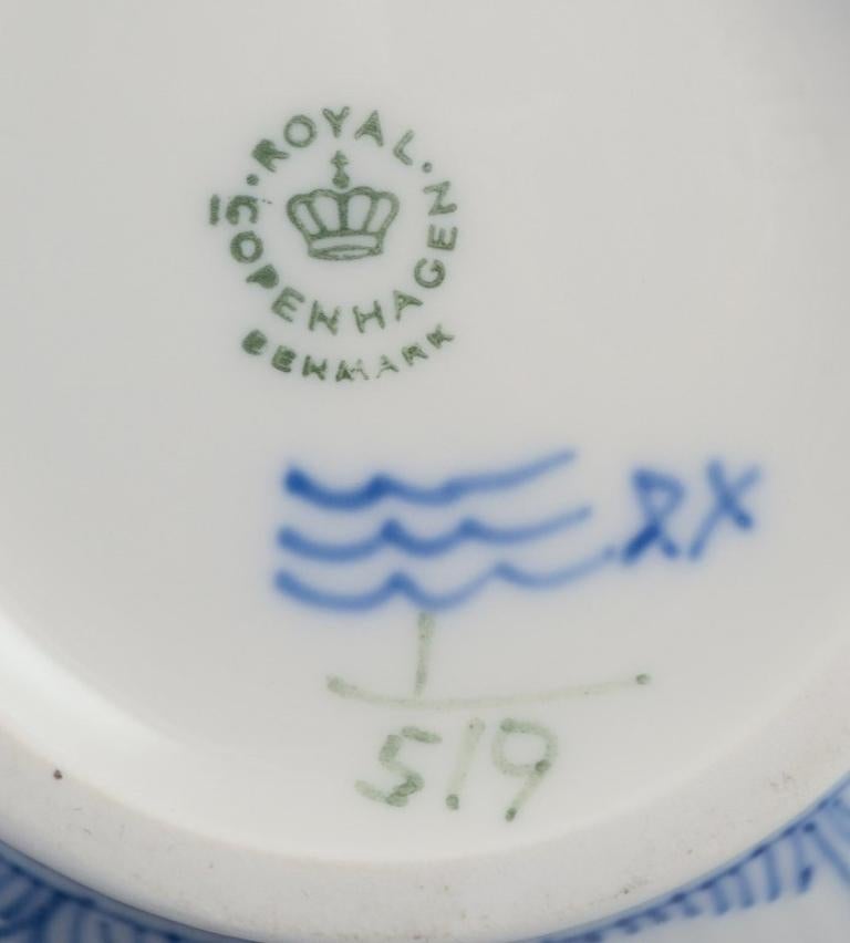 Cafetera Royal Copenhagen Azul Acanalada de Media Puntilla, pintada a mano. en venta 2