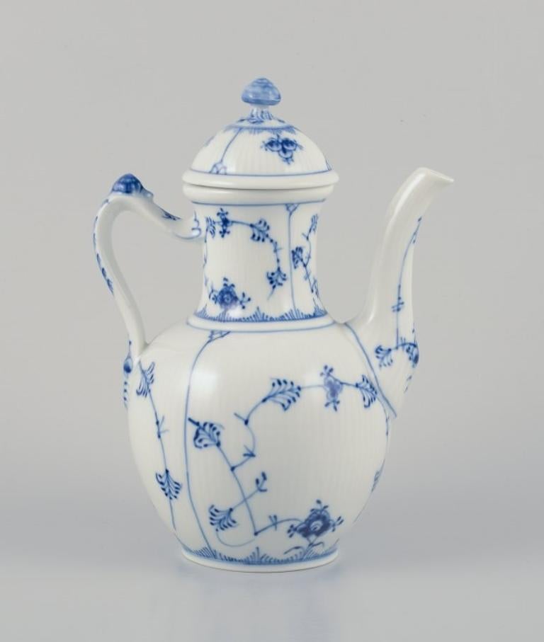 Royal Copenhagen Blue Fluted Plain, hand-painted coffee pot in porcelain..
Handle with snail.
Model number: 1/48.
Dating: 1969-1974
In perfect condition.
Marked.
First factory quality.
Dimensions: Height 25.0 cm x Width 18.0 cm.
