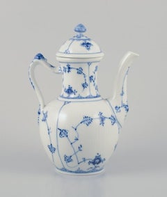 Royal Copenhagen Blue Fluted Half Lace, caffettiera in porcellana dipinta a mano.