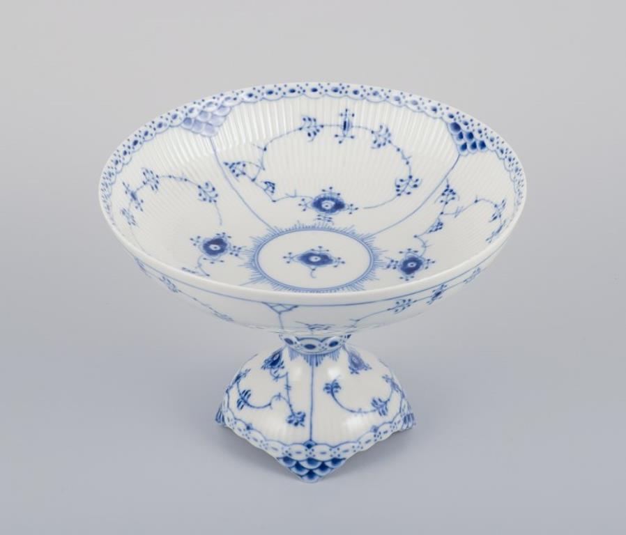 Royal Copenhagen Blue Fluted Half Lace, large centerpiece in porcelain.
Model number: 1/513.
Dating: 1969-1979.
Marked.
In perfect condition.
Second factory quality.
Dimensions: Diameter 21.0 cm x Height 15.0 cm.
