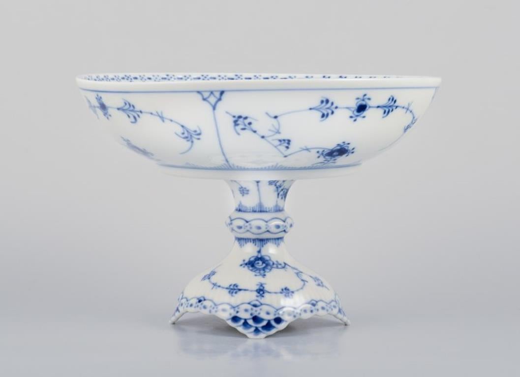 Royal Copenhagen Half Lace bleu cannelé, grande pièce centrale en porcelaine,
Numéro de modèle : 1/513.
Datation : 1969-1973
Marqué.
En parfait état.
Deuxième qualité d'usine.
Dimensions : Diamètre 21,0 cm x hauteur 15,0 cm.