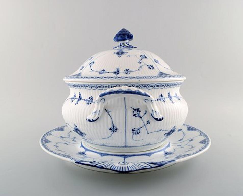 Royal Copenhagen blue fluted half lace large lidded tureen # 1/602 on stand. Stamped, circa 1900.
Turreen measures: 30 x 25 cm.
Stand measures: 39 x 34 cm.
1st factory quality.
In very good condition.