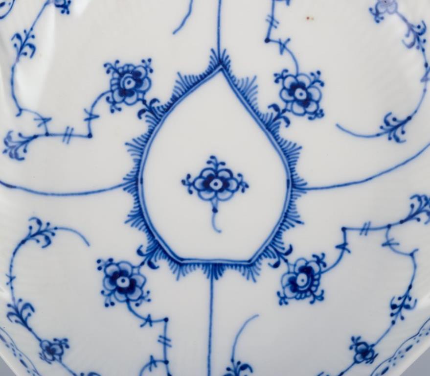 Plato Royal Copenhagen Azul Fluted Half Lace, en forma de hoja con asa. Danés en venta