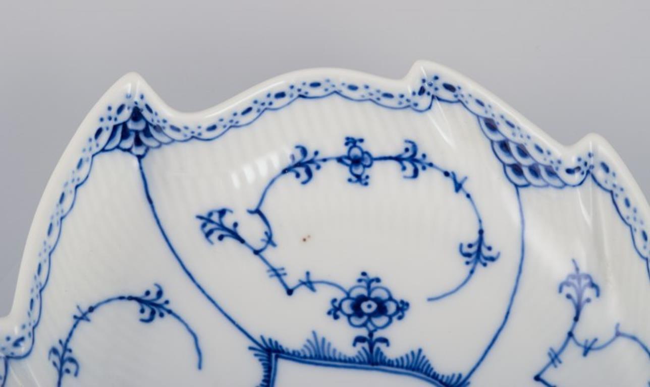 Plato Royal Copenhagen Azul Fluted Half Lace, en forma de hoja con asa. Pintado a mano en venta