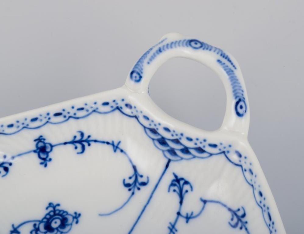 Plato Royal Copenhagen Azul Fluted Half Lace, en forma de hoja con asa. mediados del siglo XX en venta