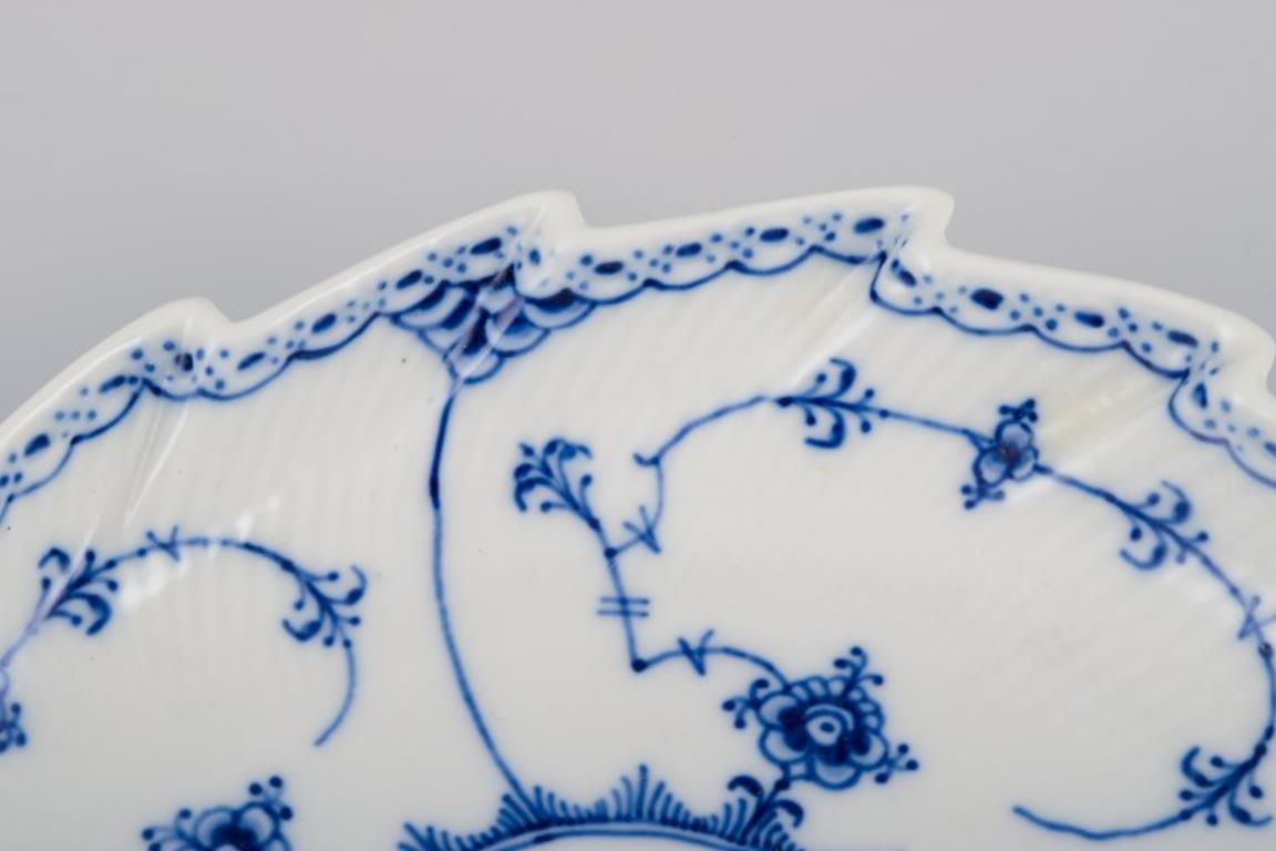 Plato Royal Copenhagen Azul Fluted Half Lace, en forma de hoja con asa. Porcelana en venta