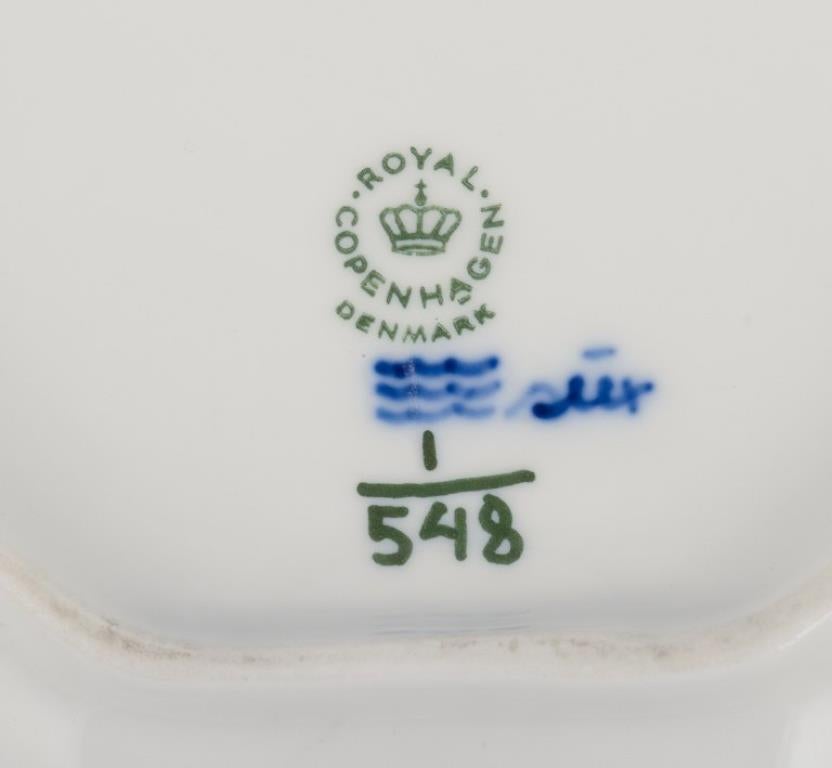 Plato Royal Copenhagen Azul Fluted Half Lace, en forma de hoja con asa. en venta 1