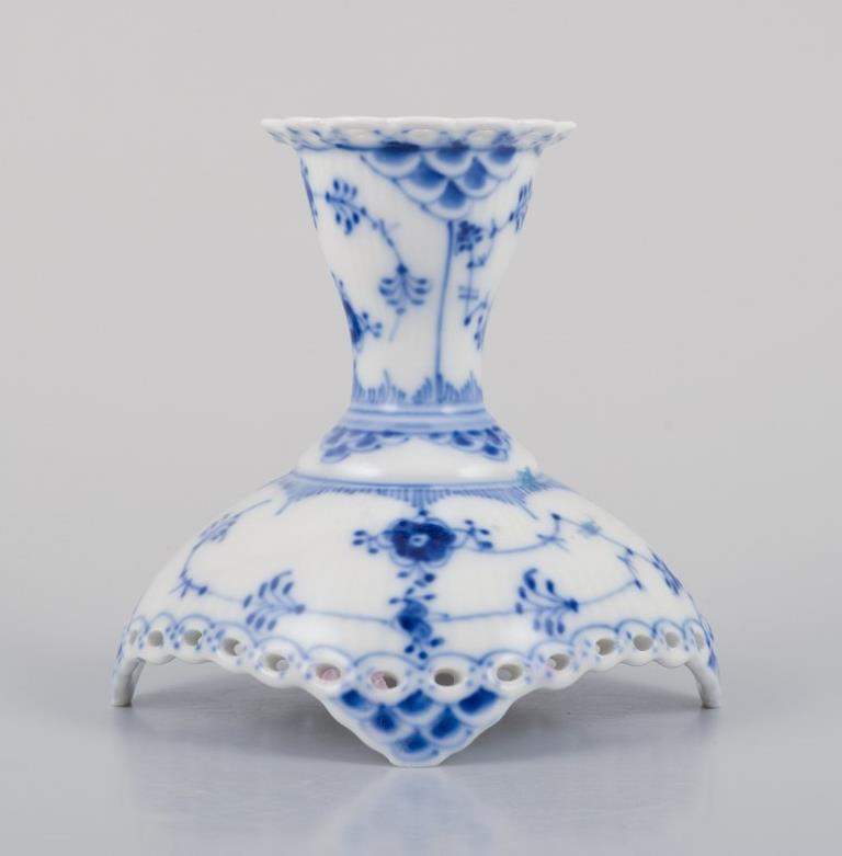 Royal Copenhagen Blue Fluted Half Lace, low candlestick in porcelain.
Model number: 1/1138.
Dating: 1961.
Marked.
In perfect condition.
First factory quality.
Dimensions: H 10.0 cm x W 9.5 cm.
