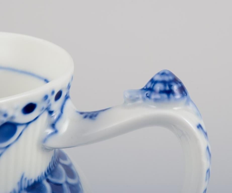 Royal Copenhagen Azul Medio Encaje Acanalado, jarra de leche. Mango con forma de caracol. Pintado a mano en venta