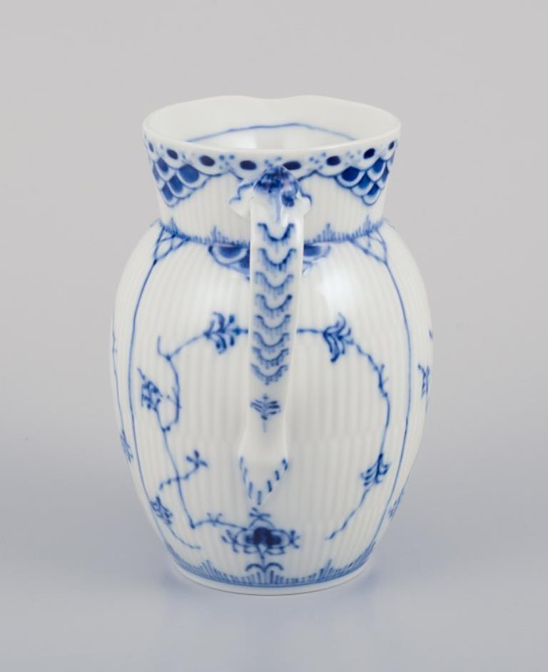 Royal Copenhagen Azul Medio Encaje Acanalado, jarra de leche. Mango con forma de caracol. mediados del siglo XX en venta
