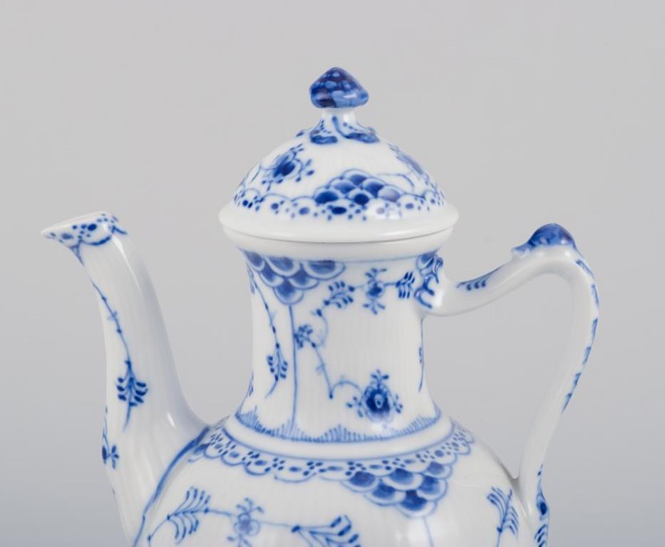 Royal Copenhagen Mezzo pizzo scanalato blu, vaso moka.
Numero di modello: 1/517.
Circa 1930.
Contrassegnato.
In perfette condizioni.
Terza qualità di fabbrica.
Dimensioni: Altezza 20,0 cm. x Larghezza 15,0 cm. compresi beccuccio e maniglia.