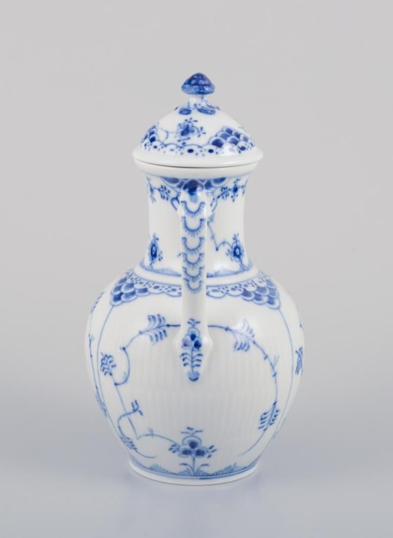 Dipinto a mano Royal Copenhagen Blue Fluted Half Lace, vaso moka in porcellana. in vendita