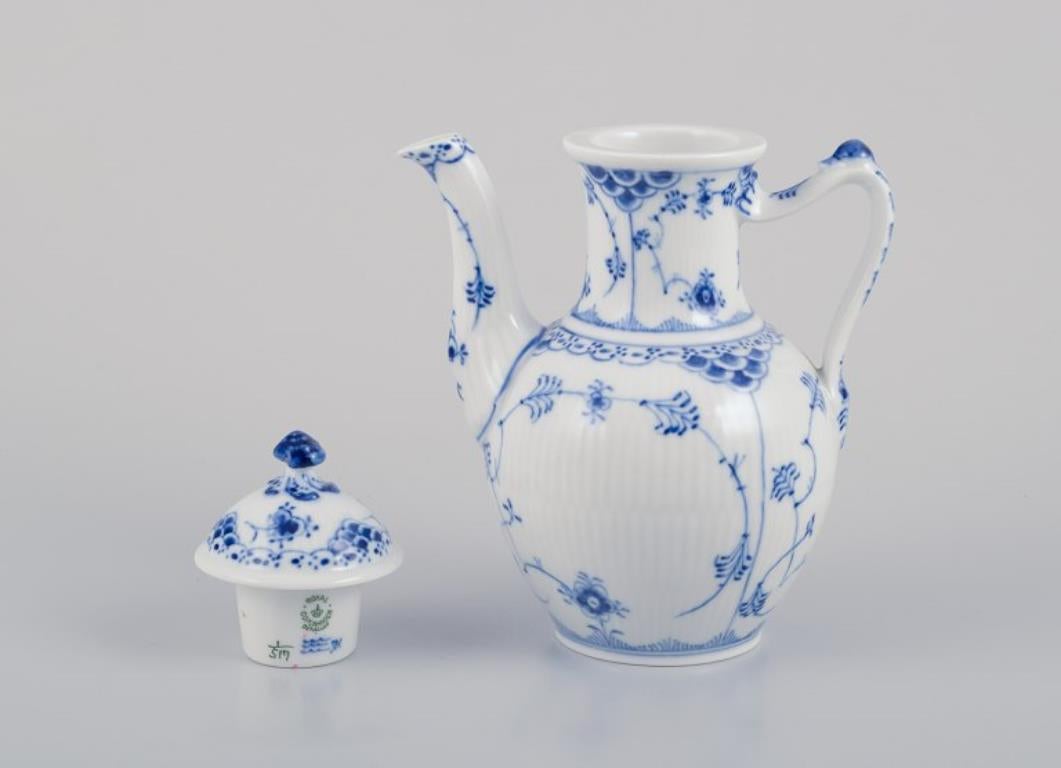 Metà XX secolo Royal Copenhagen Blue Fluted Half Lace, vaso moka in porcellana. in vendita