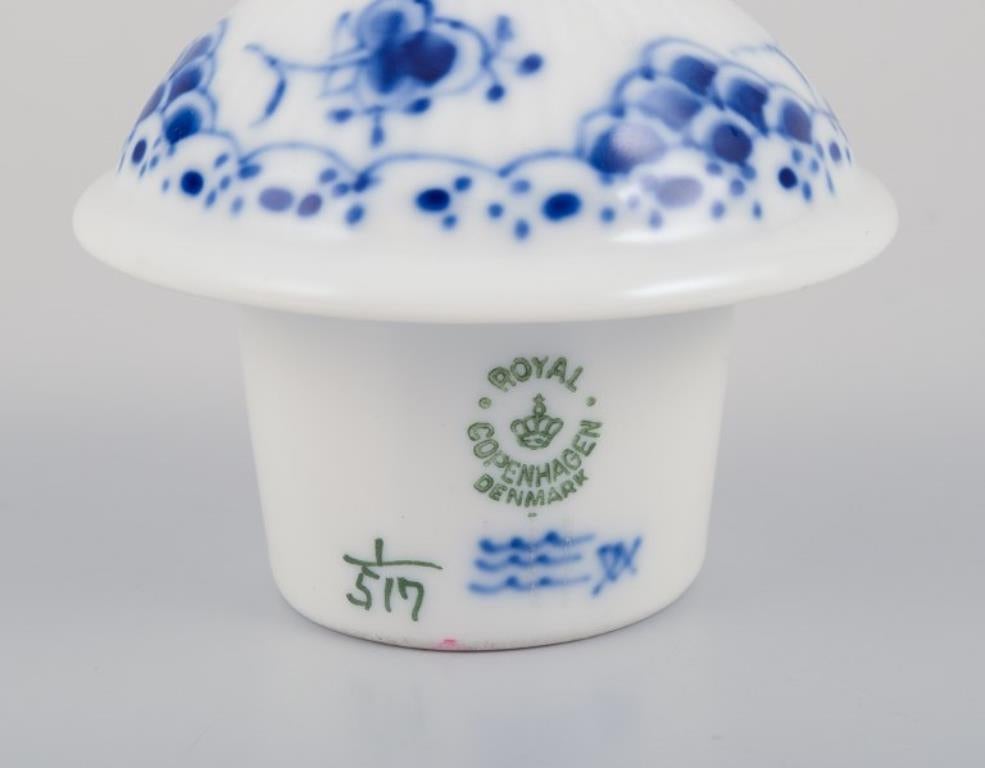 Porcellana Royal Copenhagen Blue Fluted Half Lace, vaso moka in porcellana. in vendita